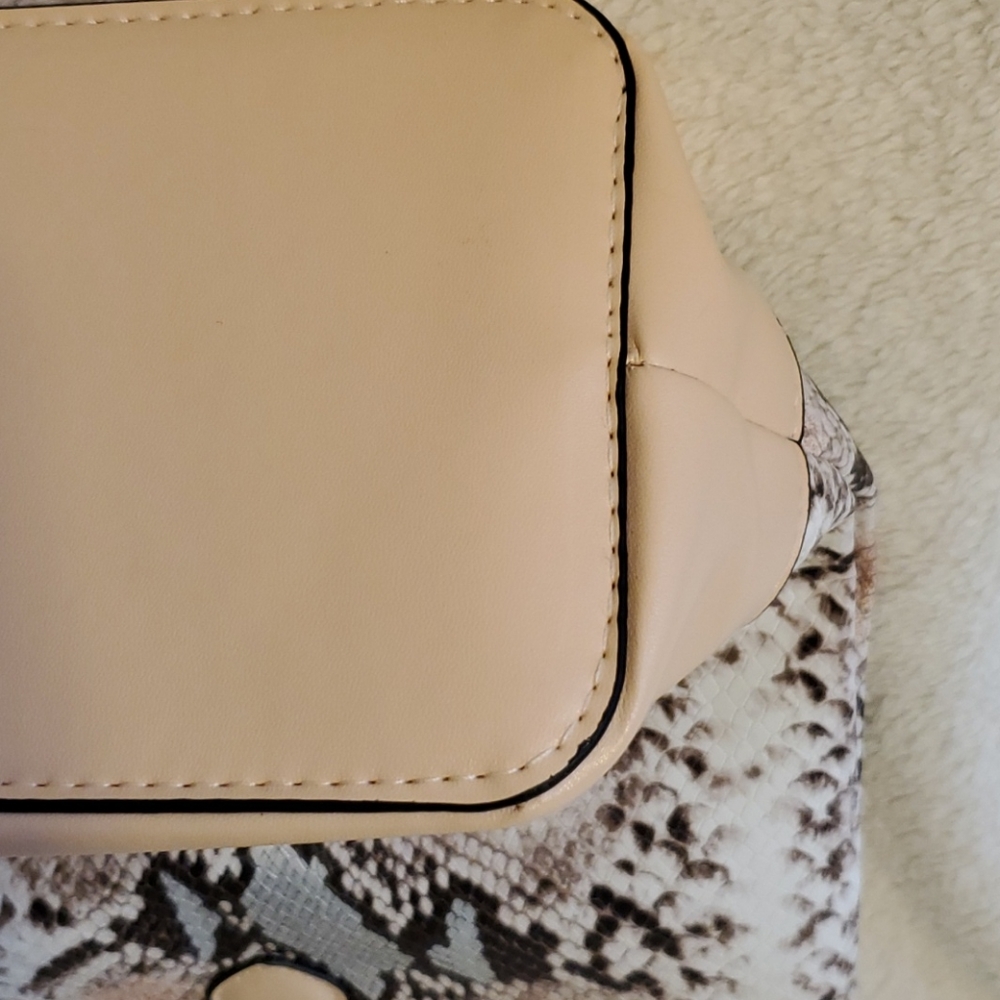 NWT Faux Snakeskin Tote . LG Handbag - Picture 14 of 16